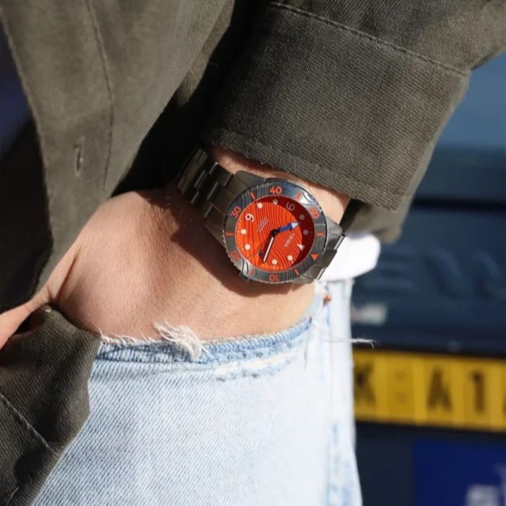 TRIWA Armbanduhr KRONAN REEF "Ocean Plastic", oranges Zifferblatt, Edelstahlband – Bild 5